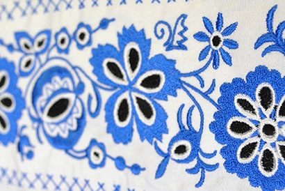 strojové vyšívání folklorních motivů již od jednoho kusu